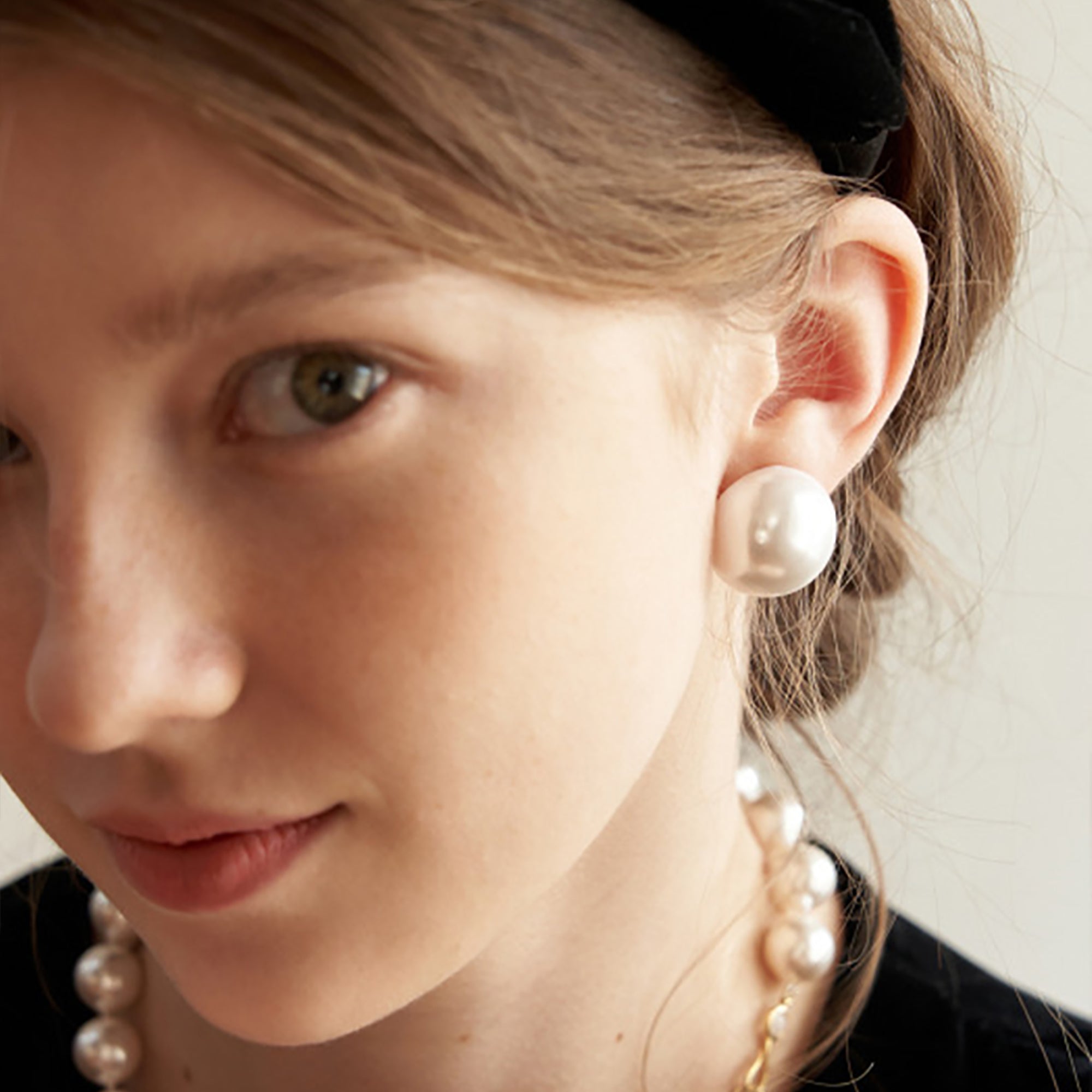 Chunky Pearl Stud Earrings Gift wedding influencer styling KOL / Youtuber / Celebrity / Fashion Icon